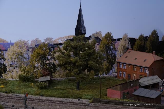 Rückseite der Königstraße mit Kirchturmspitze...