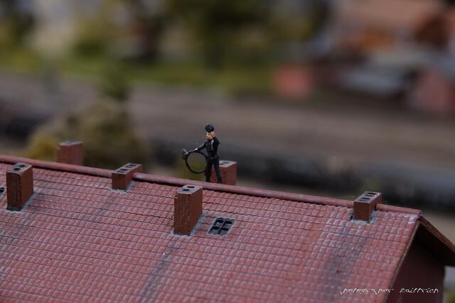 Der Mann auf dem Schornstein.....ach nein, noch auf dem Dach....