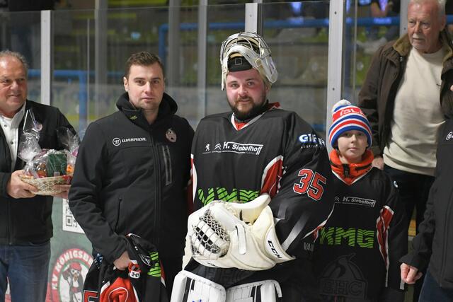 Nach dem Spiel wurde Donatas "Super-Don" Žukovas verabschiedet, er wird nächstes jahr nicht mehr für den EHC auflaufen.