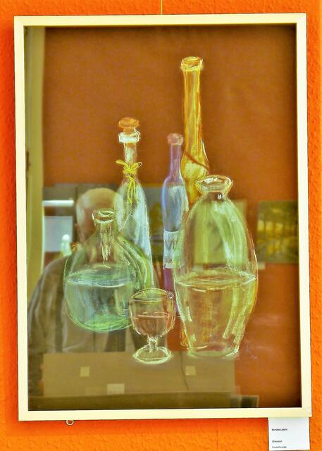 Glas gemalt hinter Glas, dadurch mit unvermeidbarer Spiegelung... :-(