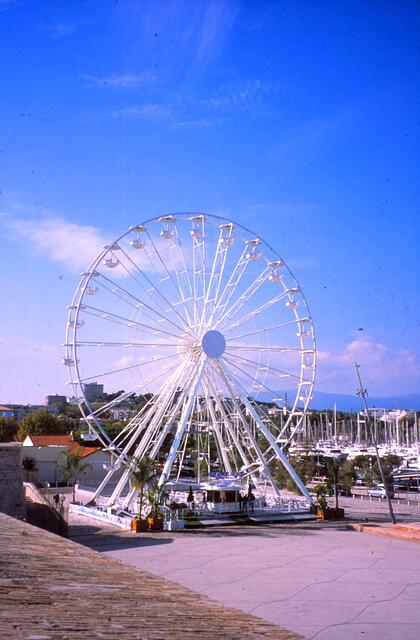 Riesenrad im Hafen von Antibes