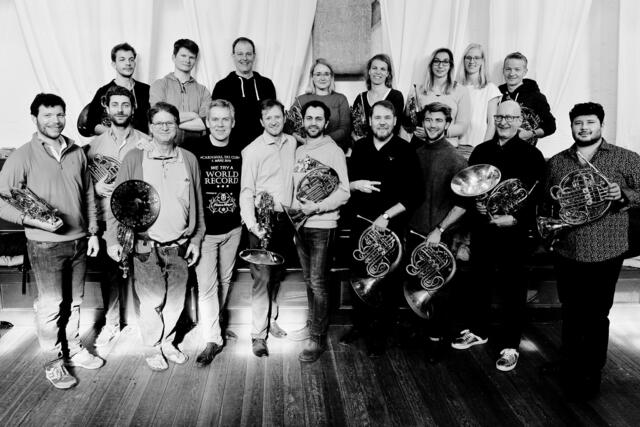 Das Dozententeam des Carnaval du Cor 2019 (vorne v.l.n.r.) Matthias Rieß, François Bastian, Andrew Joy, Benjamin Comparot, Johannes Hinterholzer, Ozan Çakar, Markus Maskuniitty, Alessandro Viotti, Stefan De Leval Jezierski und Matias Ignacio Piñeira (hinten v.l.n.r.) Lionel Pointet, Carsten Duffin, Markus Meyr-Lischka, Swantje Vesper, Veronika Hümpfer, Milena Viotti, Christina Heckmann und Dominik Zinsstag | Foto: Oliver Oppitz