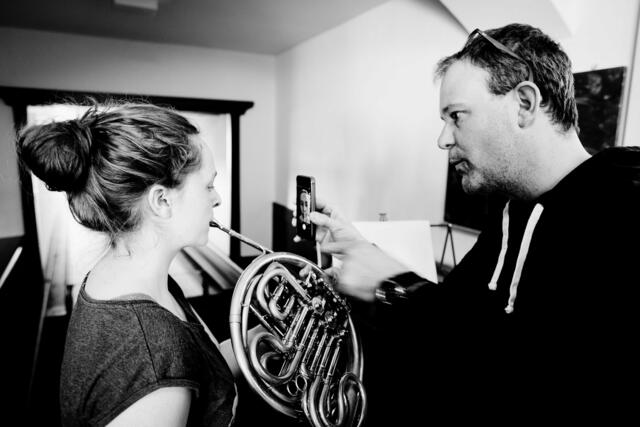 Markus Meyr-Lischka, Lehrer an der Musikschule Wertingen, (rechts) beim Hornunterricht. | Foto: Oliver Oppitz