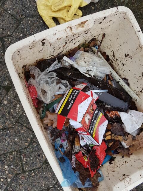 Hauptbestandteile des gesammelten Mülls: Zigarettenkippen, Zigarettenschachteln, Arzneiblister, Visitenkarten von Autoankäufern, Trinkhalme, Plastik, Wellpappe, ...