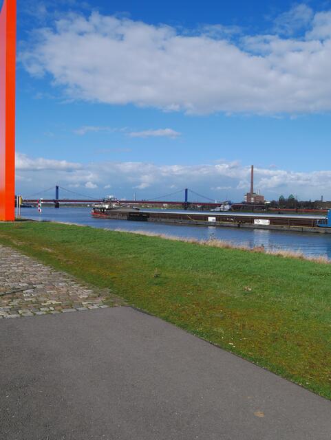 Die Rheinorange hat noch einen trockenen Fuß.