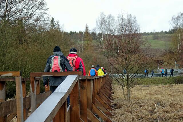 über das Biotop Mühlenteich führt die 70 m lange Hegemeister Meyer Brücke