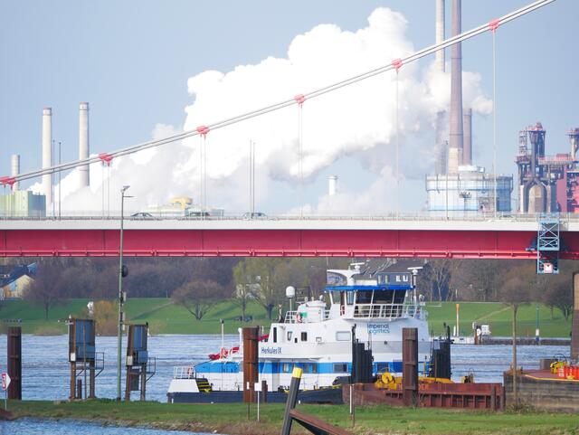 Hekules IX vor Friedrich-Ebert- Brücke