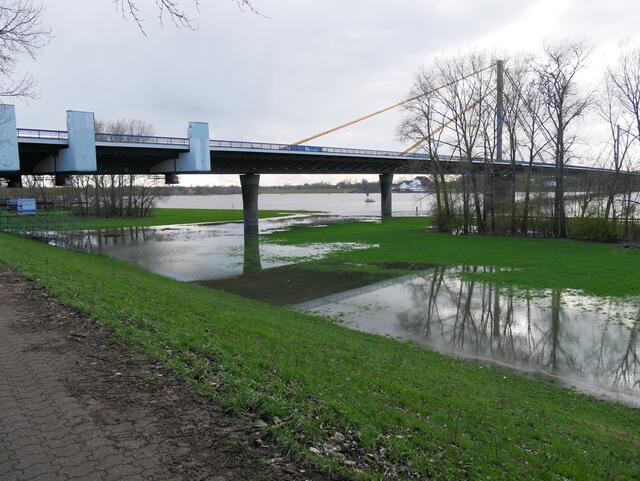 Zurück an der A 40 Brücke