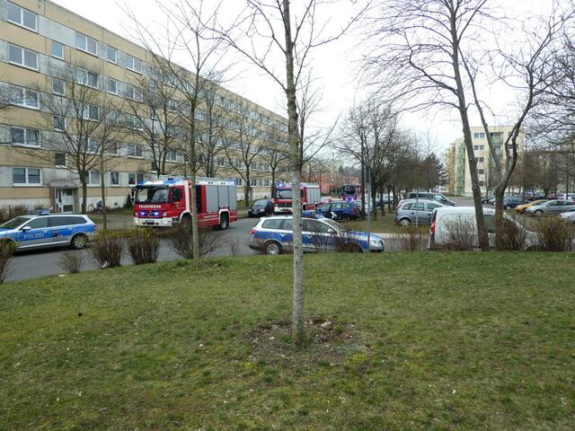 Ein Löschzug der Schweriner Berufsfeuerwehr rückte vorsorglich aus.