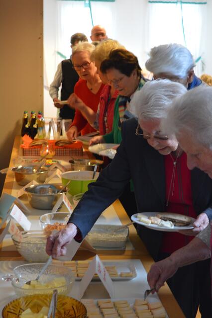 viele Quarkvariationen, Kartoffel, Brot und Salate