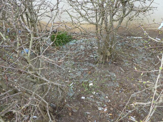 Glasbruch im Innenhof