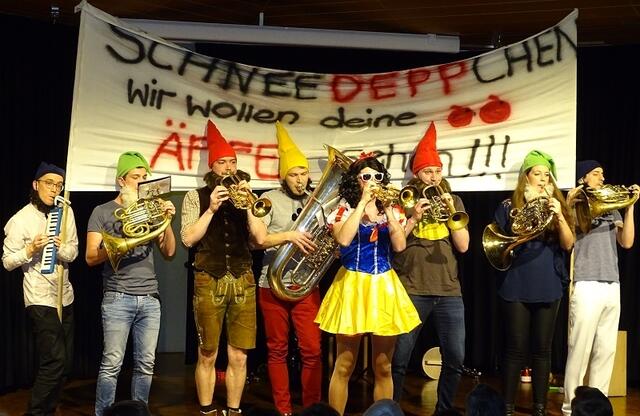 Die Geschichte von „Schneedeppchen“ richtig erzählt haben von links Felix Franzl, Raphael Manno, Sebastian „Sepp“ Gröller, Michael Rast, Valentin Erny, Robin Nikol, Aileen Jenter, Jonathan Baur. | Foto: Brigitte Glas
