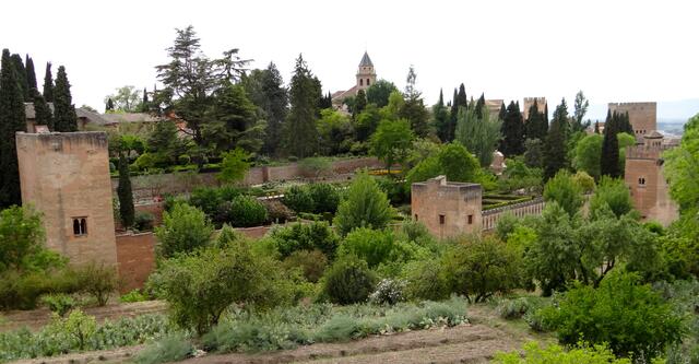 Außenmauern der Alhambra, in der Mitte Turm des Palastes von Karl V.