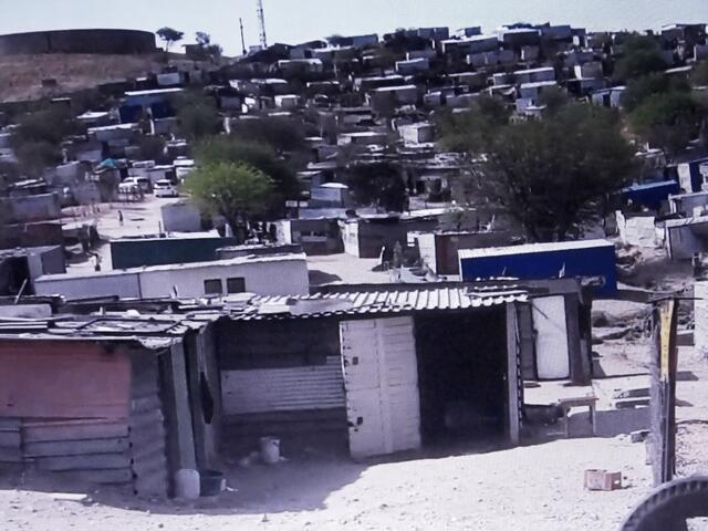 . . . die Slums von Windhoek in Namibia, . . . menschenunwürdigen Behausungen . . .
