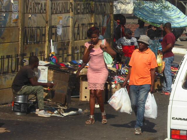 . . .  auffällig gut gekleidet . . ., die Bewohner der Slums . . .