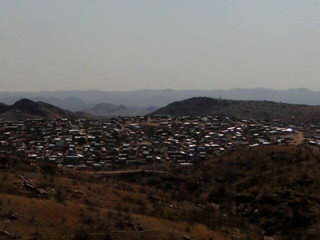 . . .  Menschenwürdig leben" . . . „Überall,, . . . in den Slums von Windhoek ? . . .