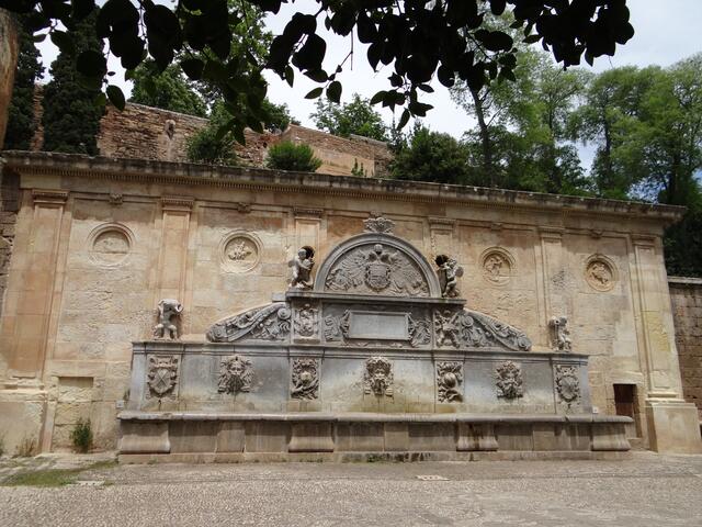 Brunnen an der Mauer der Alhambra