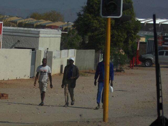 . . .  auffällig gut gekleidet . . ., die Bewohner der Slums . . .