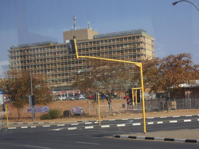 . . . das seit Jahren im Bau befindliche Regierungsgebäude in Windhoek . . .