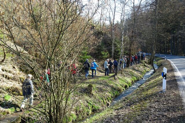 am Langem Tal ging es hinauf zur Verlobungsurne am  Habichtstein
