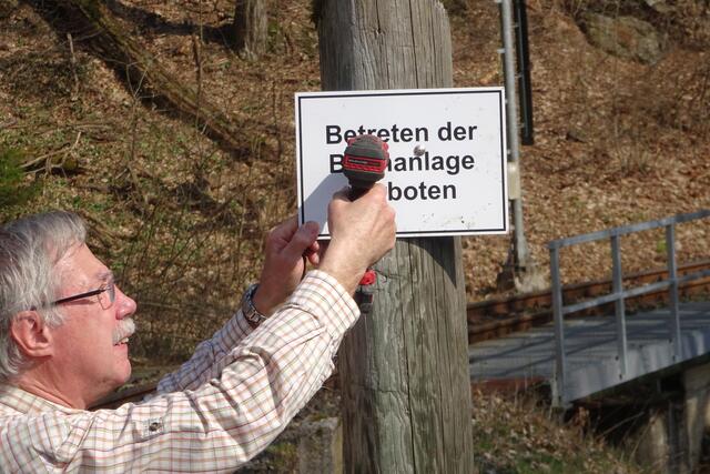 Anbau des entfernten Schildes an einer anderen Stelle des Bahnanlagebereichs