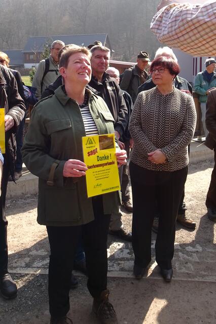 Ministerin Prof. Claudia Dalbert mit der Urkunde