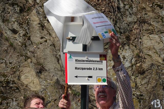 beim Enthüllen des neuen Wegeschilds( durch die Umbenennung schon nicht mehr aktuell)   durch Horst Schöne