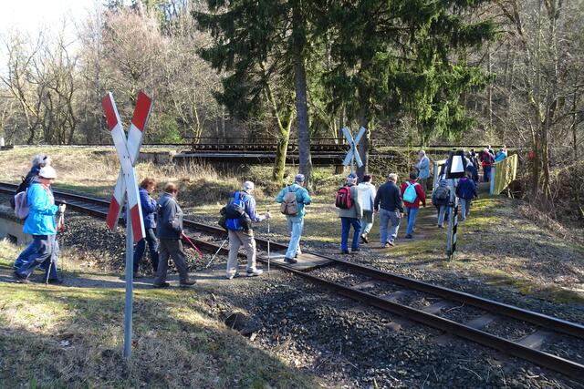 Bahnübergänge, im Vordergrund Bahnlinie Alexisbad - Stiege, in der Mitte Übergang über die Selke, dahinter Bahnstrecke Alexisbad - Harzgerode