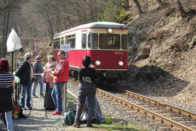 ein Triebwagen der HBS am noch nicht freigegebenen Wanderweg