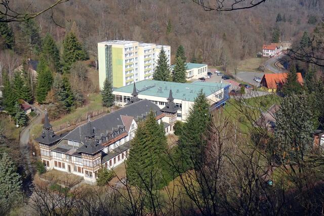 Blick vom Birkenhäuschen auf Alexisbad, links im Bild das leerstehende ehem. Reichsbahnerholungsheim, in der Mitte das Morado - Hotel