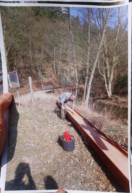 das Bild zeigt Horst Schön bei der Grundierung des verwendeten Doppel T Trägers
