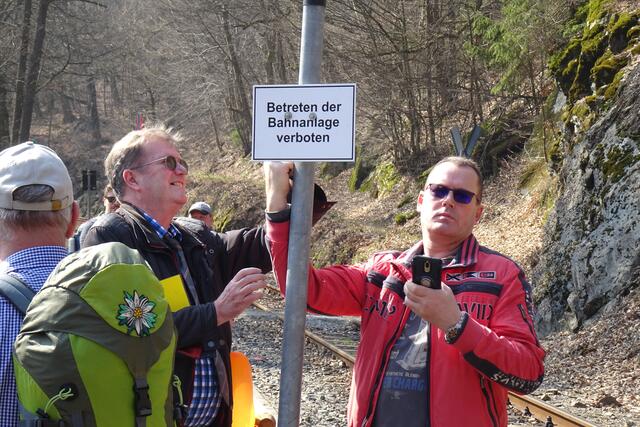 das alte Verbotsschild wird entfernt