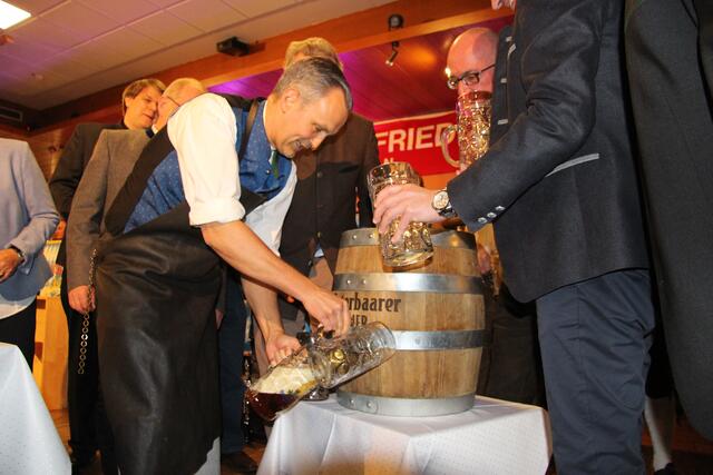 Bürgermeister Roland Eichmann sticht das erste Fass Starkbier mit drei Schlägen an.