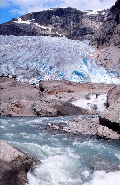 rauschendes Gletscherwasser vor dem Gletscher Nigardsbreen