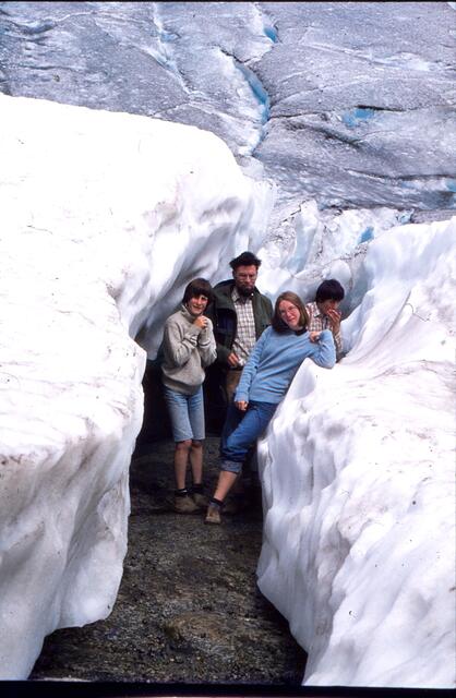 Manfred, Gerburg, Reginald und Meinulf in einer Gletscherspalte des Nigrdsbreen