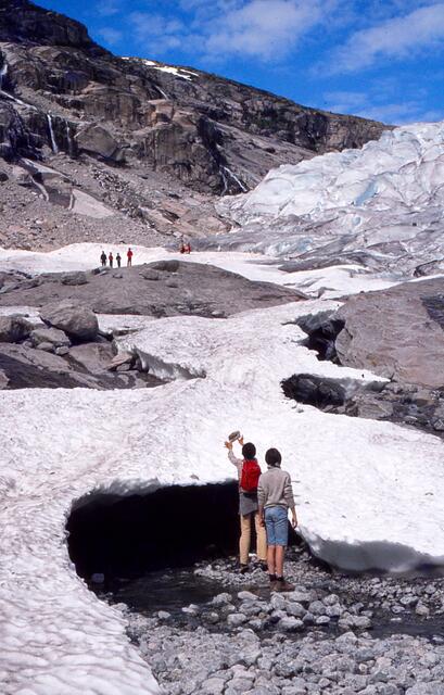 Reginald und Meinulf auf Geröll und Eis vor dem eigentlichen Gletscher