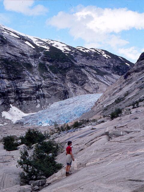 Sohn Meinulf nähert sich dem Gletscher. Die Felsen sind vom Gletscher glatt geschliffen.