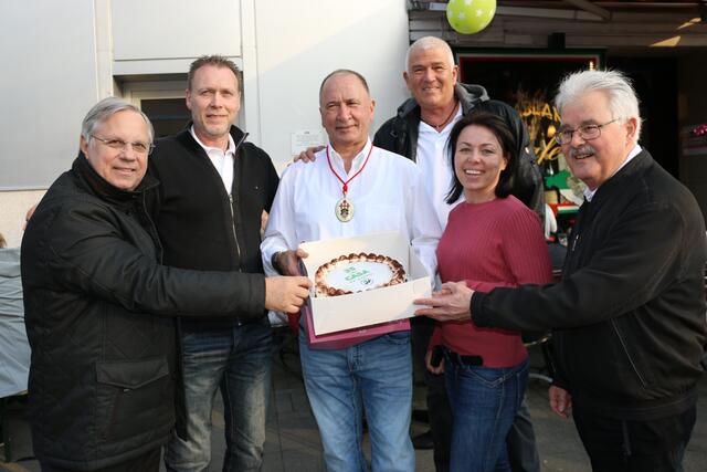 Der Verein für Gewerbe und Industrie (vgi) übergab eine Geburtstagstorte. Von links: Willy Kuschmierz, Stefan Schneider, Giuseppe Morrone, Roland Lüning, Natalie Hinzmann und Wolfgang Illmer.