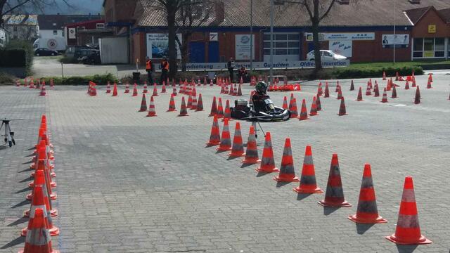 Wo ist das Kart mit Moritz zwischen den Pylonen ???