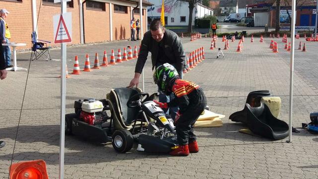 Fast liebevoll klebt Marie ihre Startnummer auf das Kart