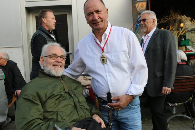 Bezirksbürgermeister Klaus Dickneite ist immer gern gesehen beim Kult-Wirt Giuseppe.