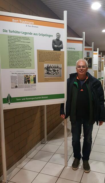 Tura-Pressesprecher Ekkehard Lentz gehört zu den Bremern, die sich vor fünf Jahren für die Benennung eines Platzes nach dem früheren Weltklassetorhüter Bert Trautmann eingesetzt und jetzt eine Ausstellung für den großen Sportler des Vereins aufgebaut haben.