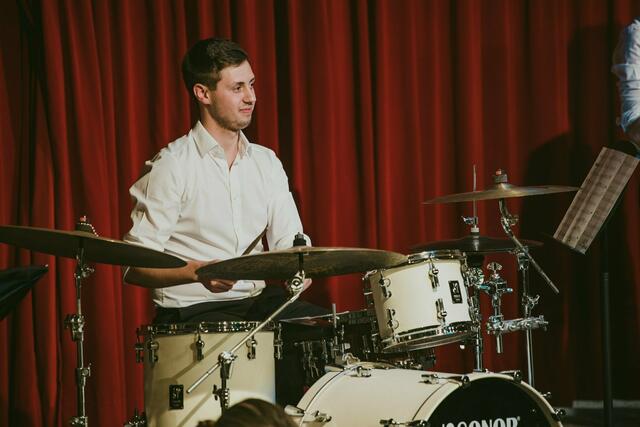 Mit einem furiosen Schlagzeugsolo von Matthias Schäffler startete die JAZZtaste BIGband in den 2. Konzertteil.