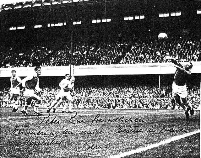 Peter Geffers hat Tura Bremen ein Foto mit einer Widmung von Bernd Trautmann gespendet. Geffers ist der angeheiratete Neffe Trautmanns.