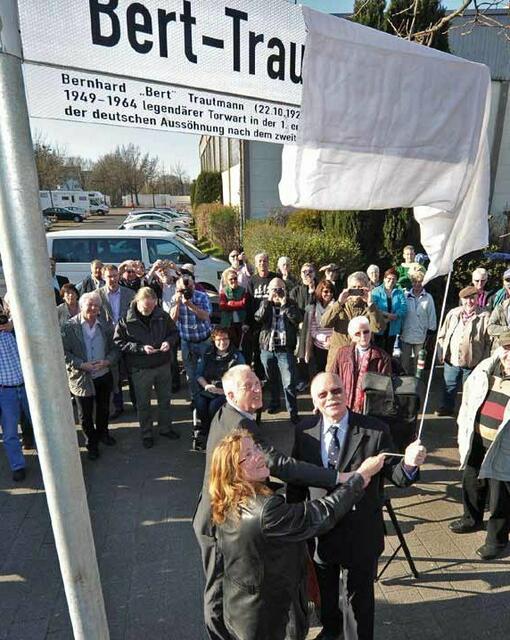 Einweihung "Bert-Trautmann-Platz" in Bremen am 11. März 2014