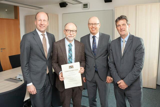 Bezirkstagspräsident Martin Sailer (von links) überreichte Winfried Eberhardinger die Ehrenurkunde des Freistaates für 40-jährige Dienstzeit. Dem stellvertretenden Vorstandsvorsitzenden der Bezirkskliniken Schwaben gratulierten Thomas Düll (Vorsitzender) und Wolfram Firnhaber (Vorstand). | Foto: Bild: Daniel Beiter