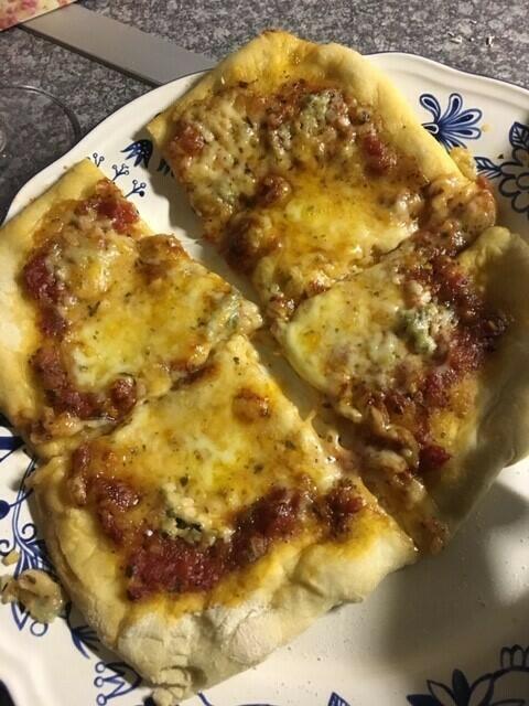 Pizza aus selbstgemachtem Pizzateig mit hausgemachtem Tomatensugo und ganz viel Käse, einfach wunderbar. Auch hier, alle Zutaten sind plastikfrei erhältlich.