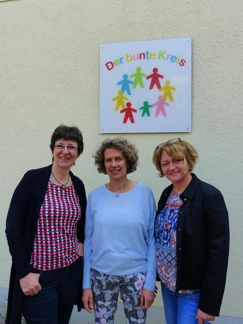 Das Transitionsteam des Bunten Kreises, Waltraud Baur, Brigitte Kurth-Landes und Isolde Stanczak (von links nach rechts), betreuen chronische kranke Jugendliche beim Übergang von der Jugend- hin zur Erwachsenenmedizin.