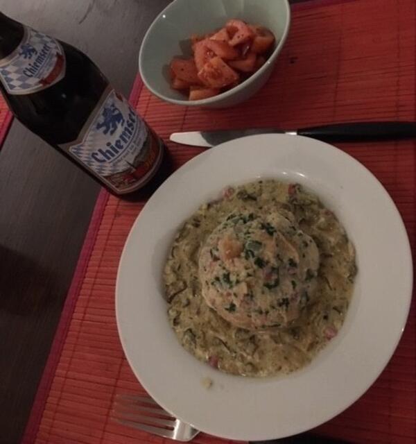 Tomatensalat zu Semmelknödel und Rahmschwammerl, dazu ein gutes Bier. Ein Genuss... mit plastikfreien Zutaten!