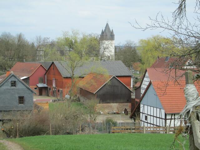 Aussicht in Richtung Kirche und den Gutshof der Familie von Bodenhausen (Fachwerkgebäude links hinten).